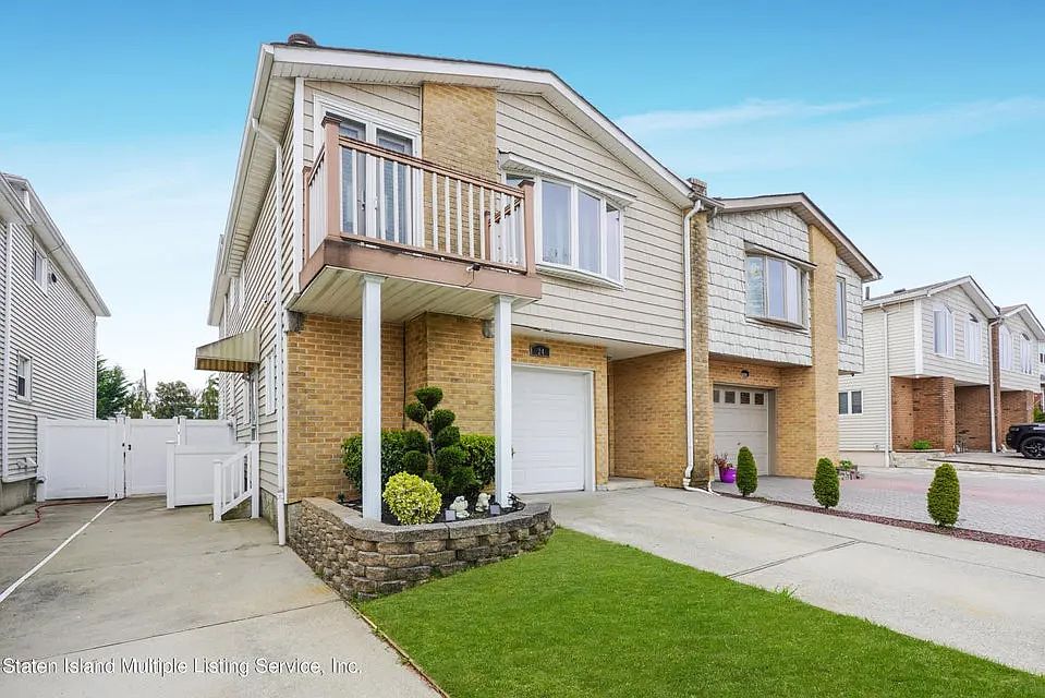 1st image of 24 Bowling Green Pl #1