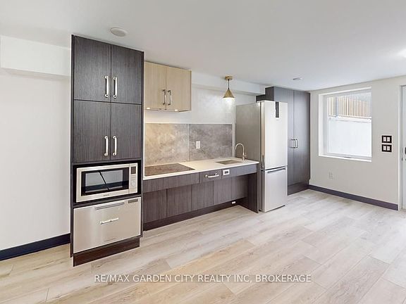 3rd image of 670 Upper Wentworth St
