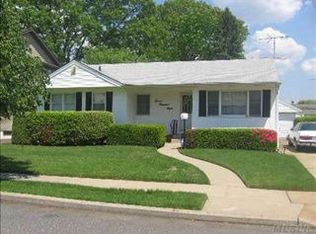708 Carlyle Ave, Franklin Square, NY 11010