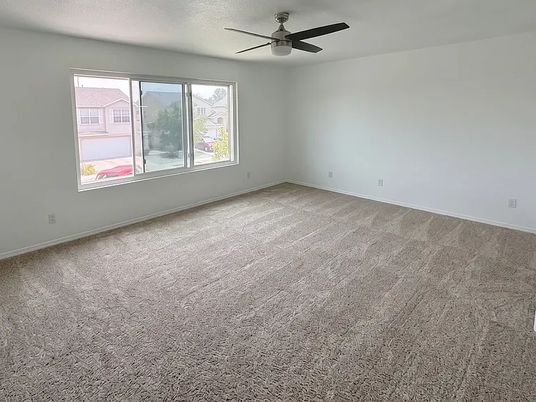 Carpet color may vary from what is shown in photo.
