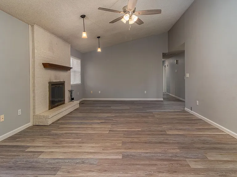 1910 Oak Hills Dr — Photo 9