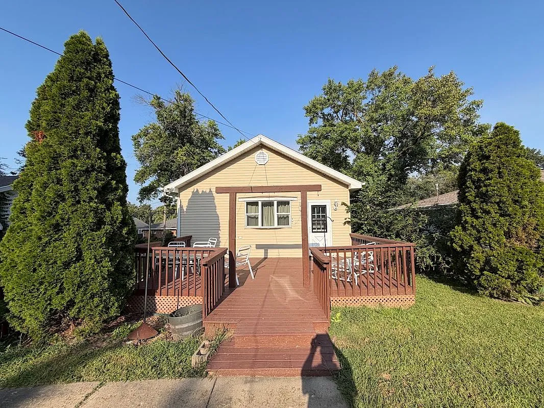 2 bed, 1.0 bath, 858 sqft, $1,400 — Photo 2