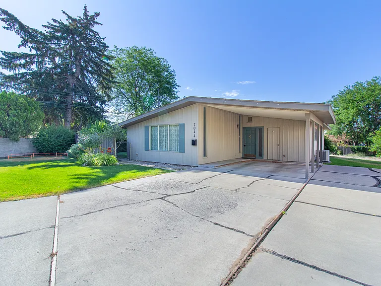 2044 Sunrise Cir — Photo 2