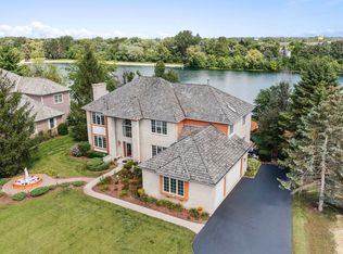 28951 N Forest Lake Ln, Libertyville, IL 60048