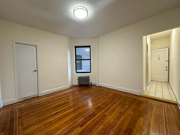 5th image of 115 Washington Pl APT 12