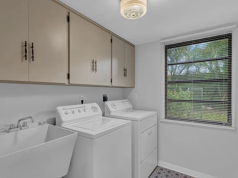 1445 Treasure Cove Ln — Photo 16