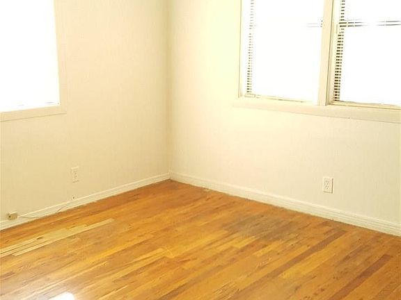 3rd image of 406 S Mesquite St