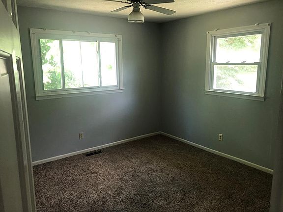 5th image of 827 Hinton Dr