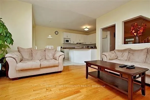 33 Golden Oak Ave — Photo 8