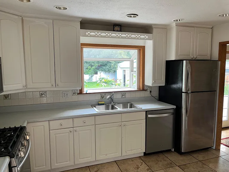 433 Harvard Ln — Photo 16