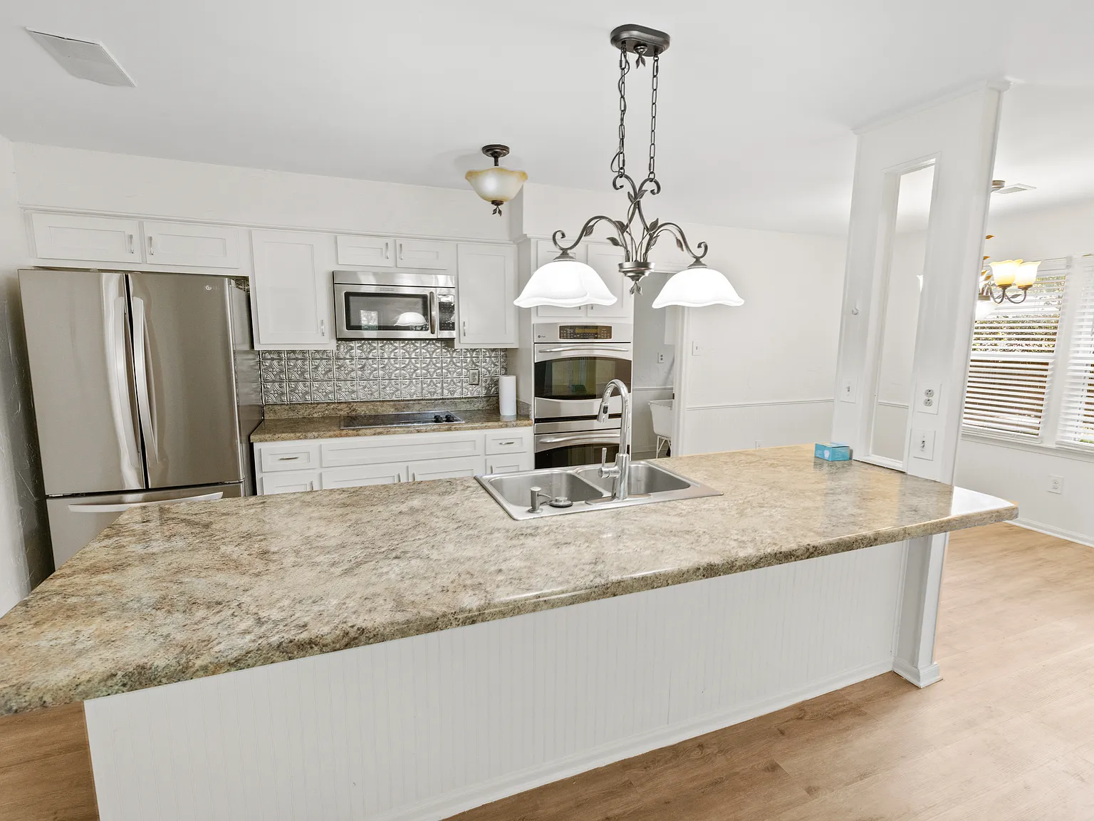4 bed, 2.5 bath, 2518 sqft, $3,000 — Photo 3