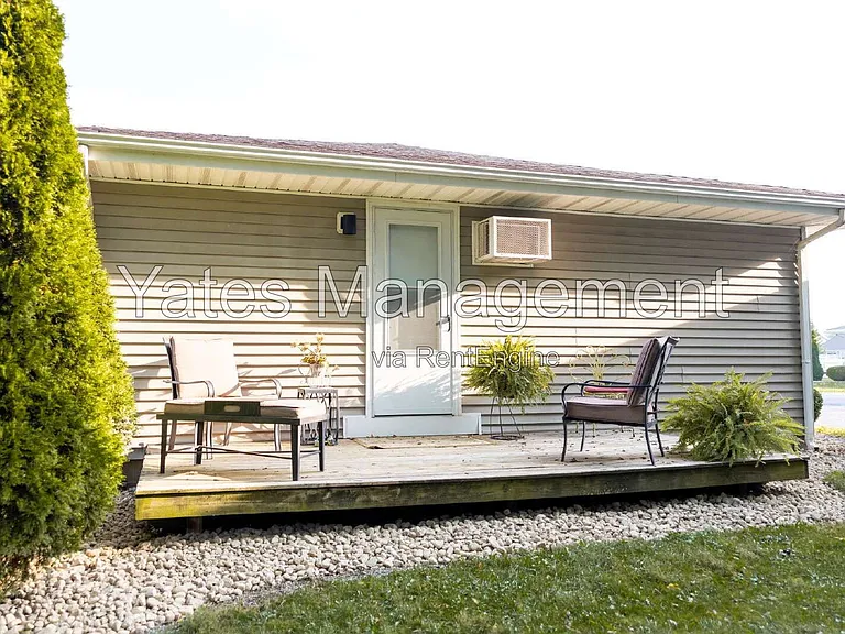 1121 E Lincoln St — Photo 11
