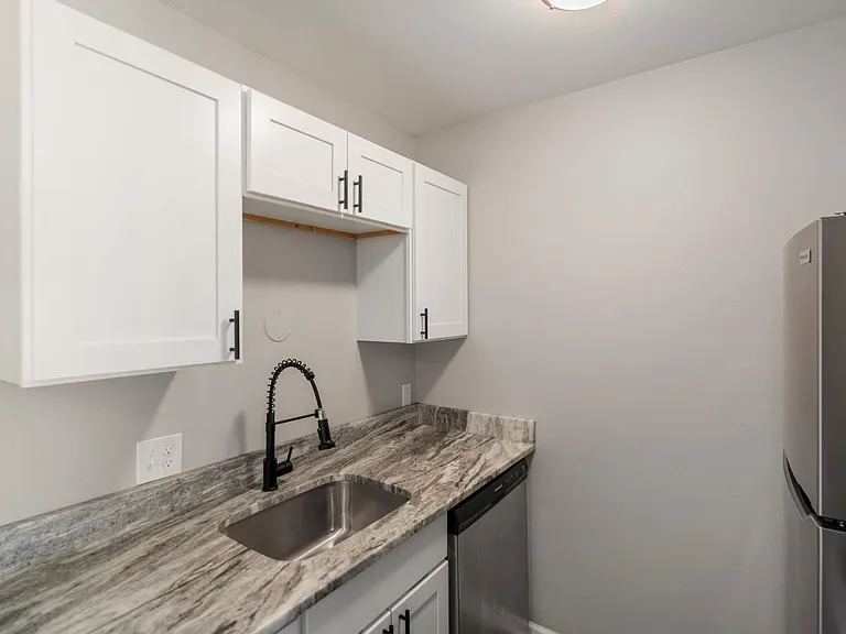 Altitude Apartments East — Photo 10
