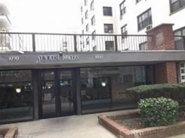 3080 Voorhies Avenue image 1 of 2