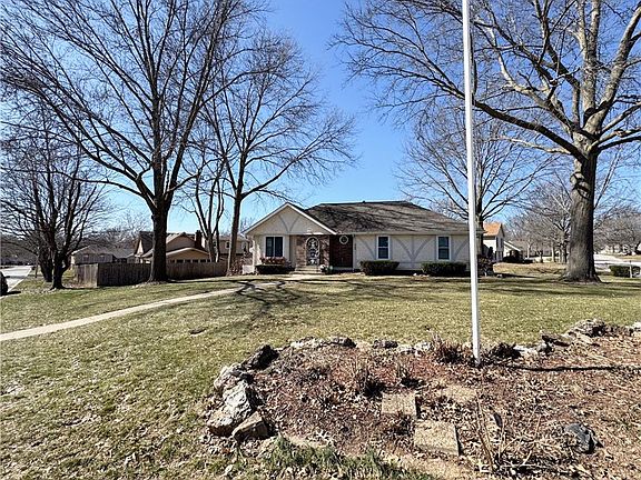 2nd image of 900 NW Roanoke Dr