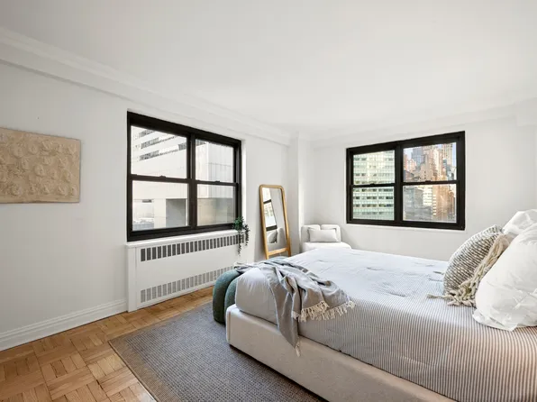 135 East 54th Street image 5 of 9