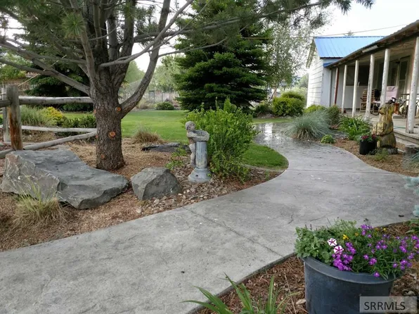 8 Goodman Ln, Salmon, ID 83467