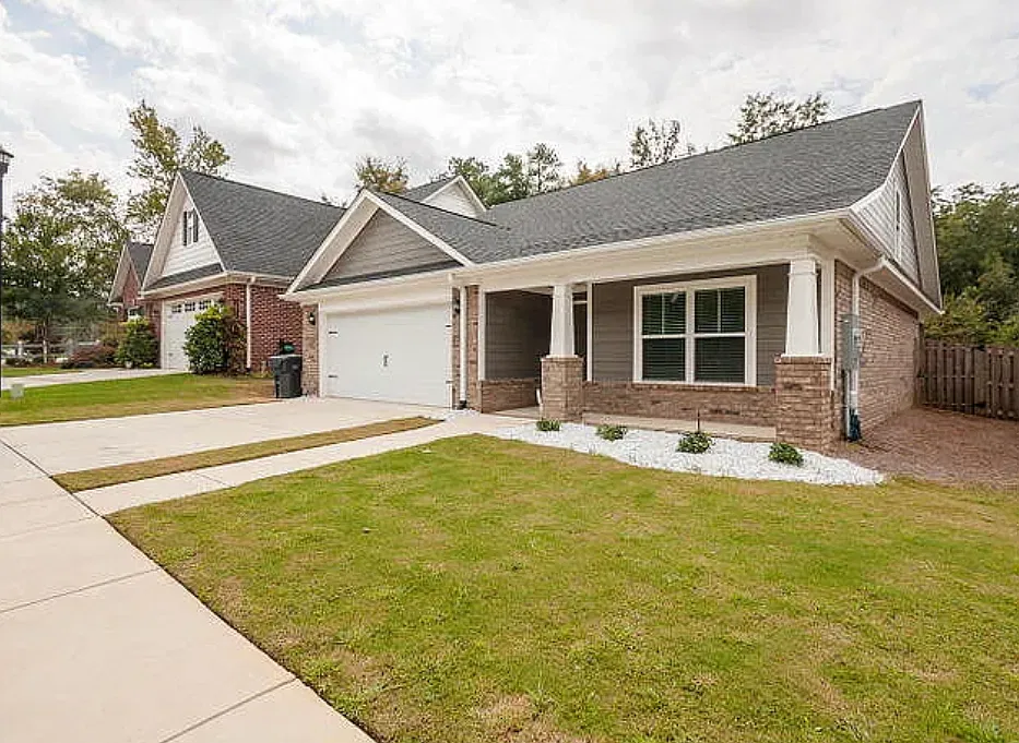 1004 Barrett Dr — Photo 2