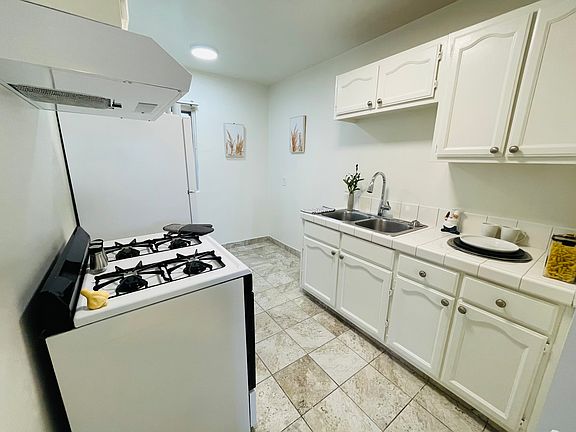 3rd image of 955 Hillcrest St APT 3