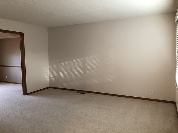 4th image of 6121 S 32nd Ct