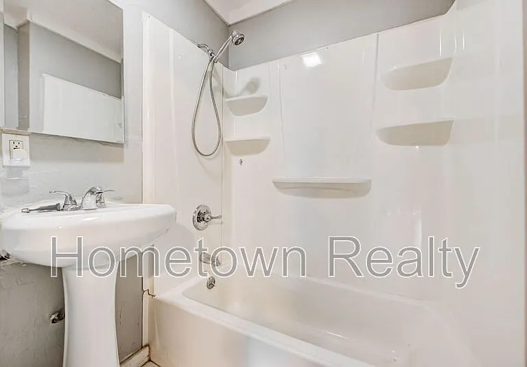 1801 E Madison St — Photo 30