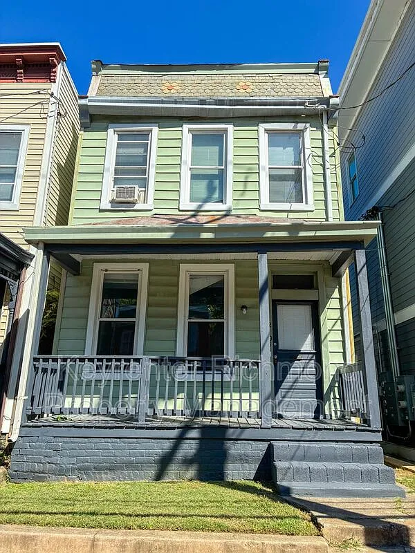 3 bed, 1.5 bath, 1560 sqft, $2,100 — Photo 1