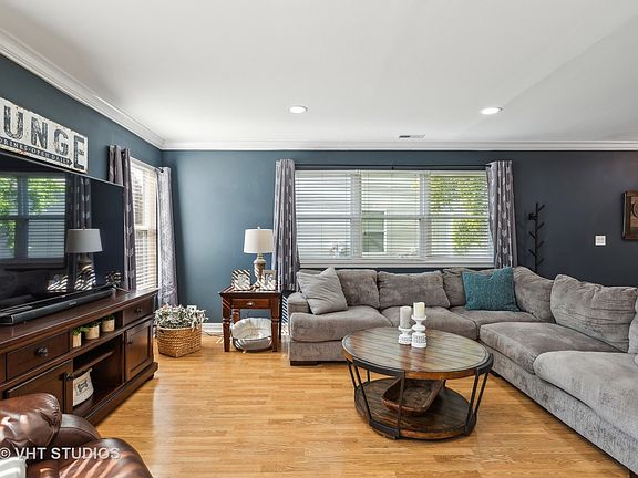 3rd image of 850 Wedgewood Cir