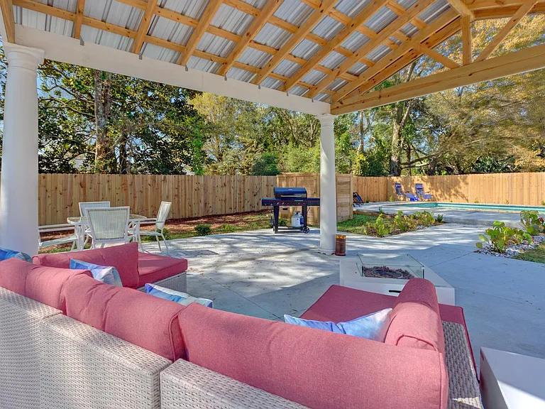 3241 Maplewood Dr — Photo 11