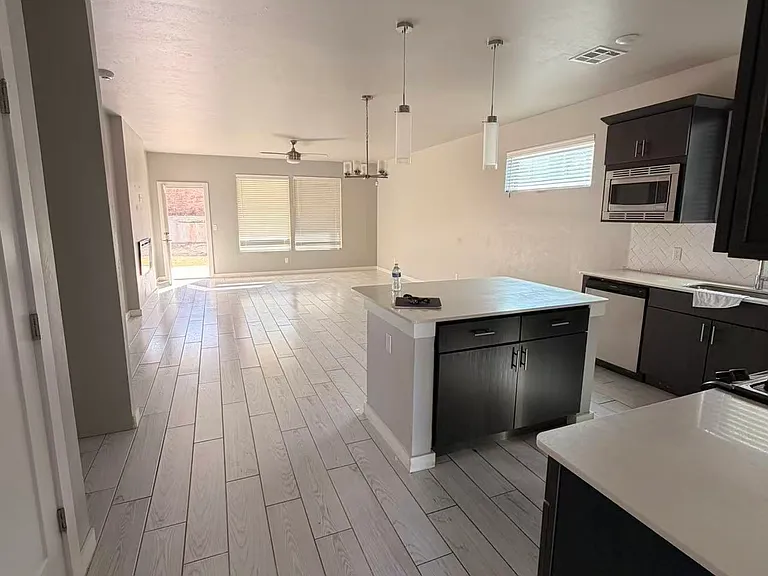 628 NW 182nd St — Photo 2