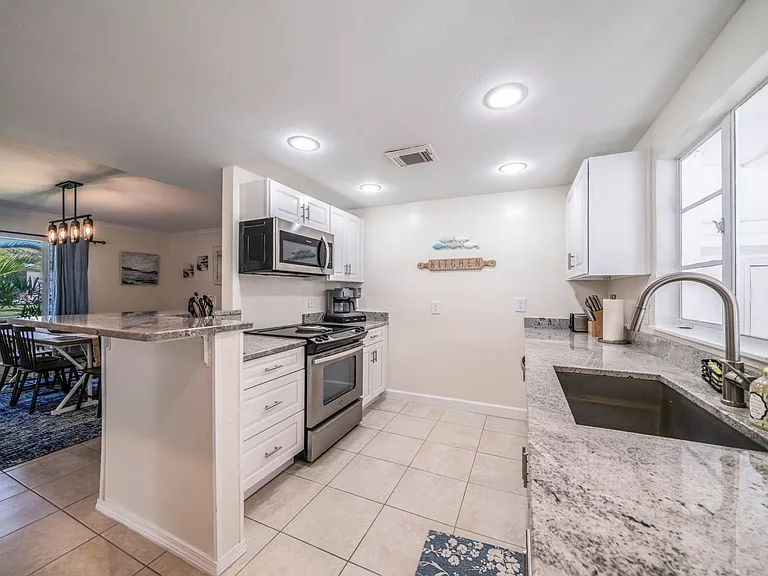 E Riverside Dr — Photo 10