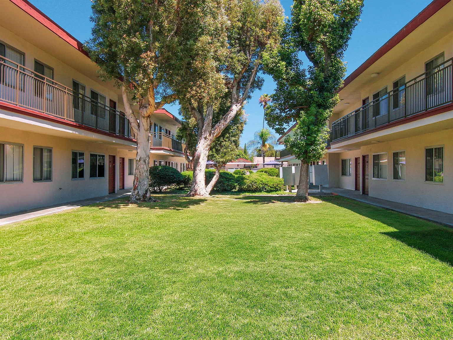 Plaza Court Apartments — Photo 3