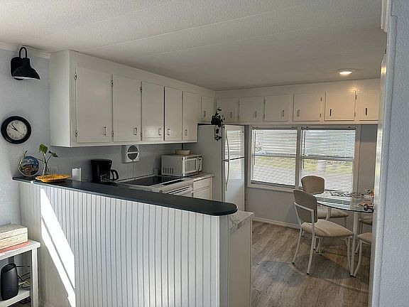 5th image of 808 Carol St