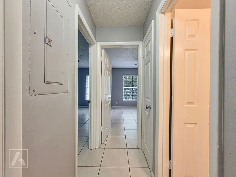 Carriage House Apts — Photo 83