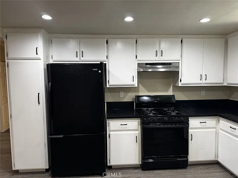 171 N Alameda Ave #B — Photo 5