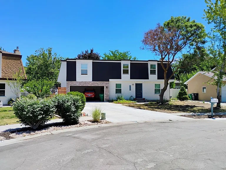 9025 S Bonnet Dr — Photo 1