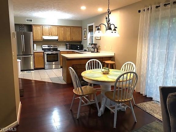 4th image of 114 Falling Water Cir