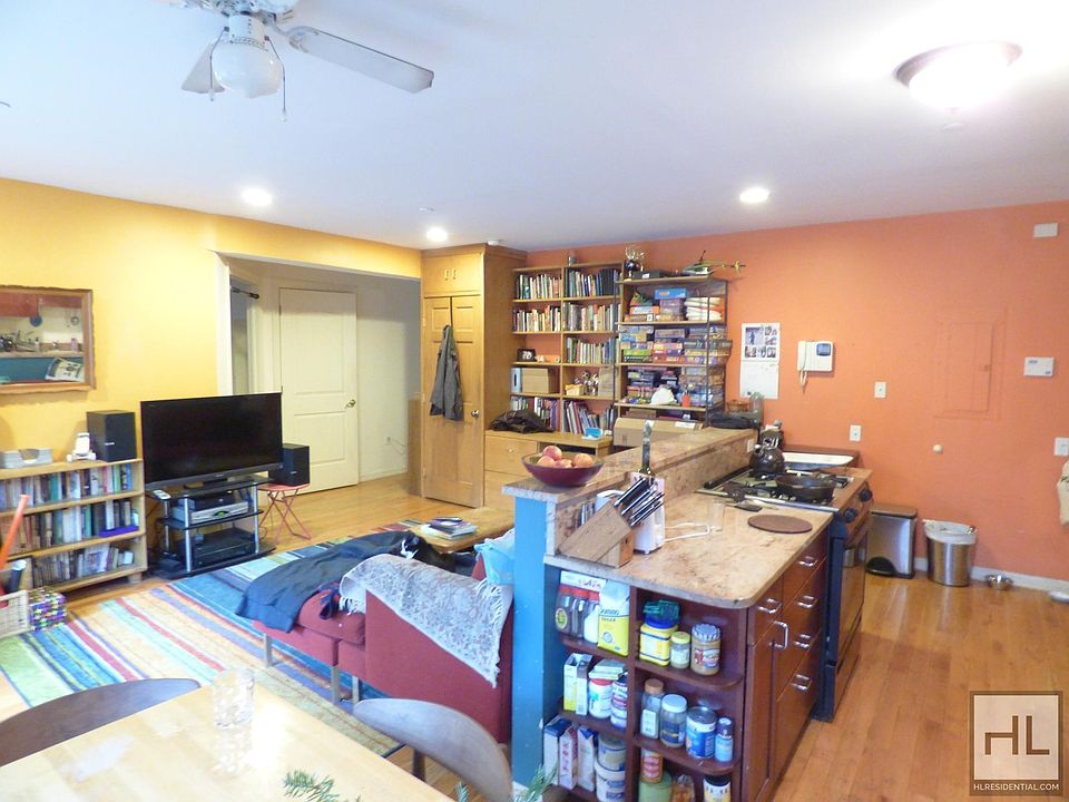1st image of 216 Park Pl