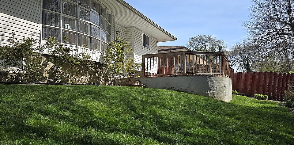 2nd image of 916 Willowbend Ln