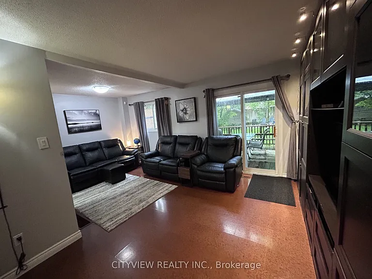 7025 Hickling Cres — Photo 8