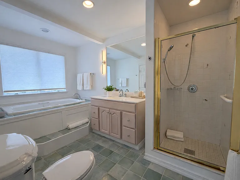 280 Kings Point Rd — Photo 11
