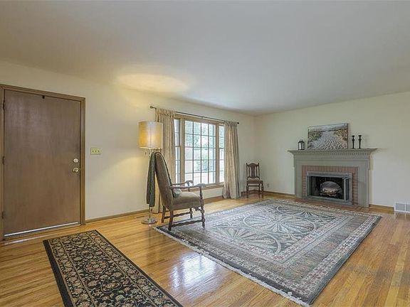 3rd image of 909 W 86th Ter