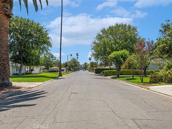 2nd image of 4685 Linwood Pl