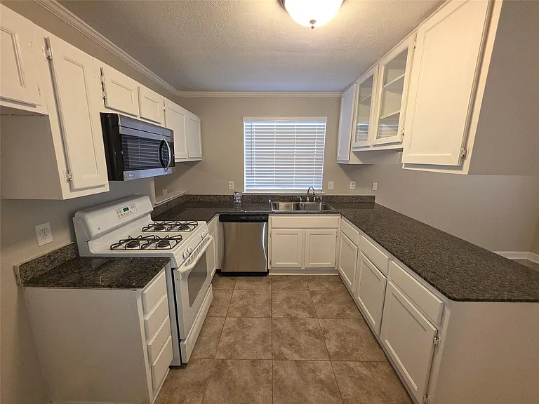 21019 Western Valley Dr — Photo 3