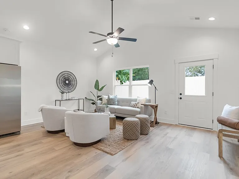 2304 Delano St — Photo 3