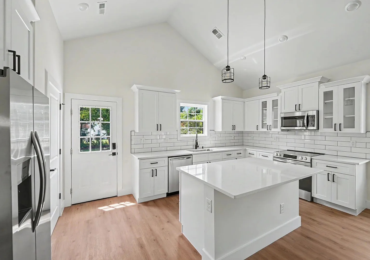 Coming Soon! Single-Level Living! Stylish 3br With Vaulted Ceilings & Modern Kitchen — Photo 3