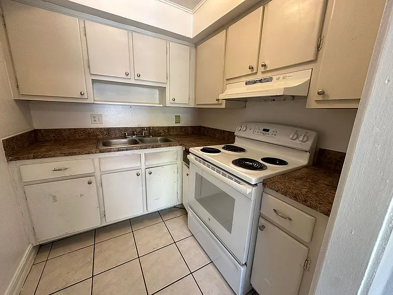 1830 Maravilla Ave #502 — Photo 9