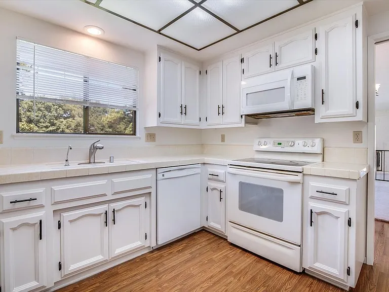 18 Stanford Cir — Photo 33