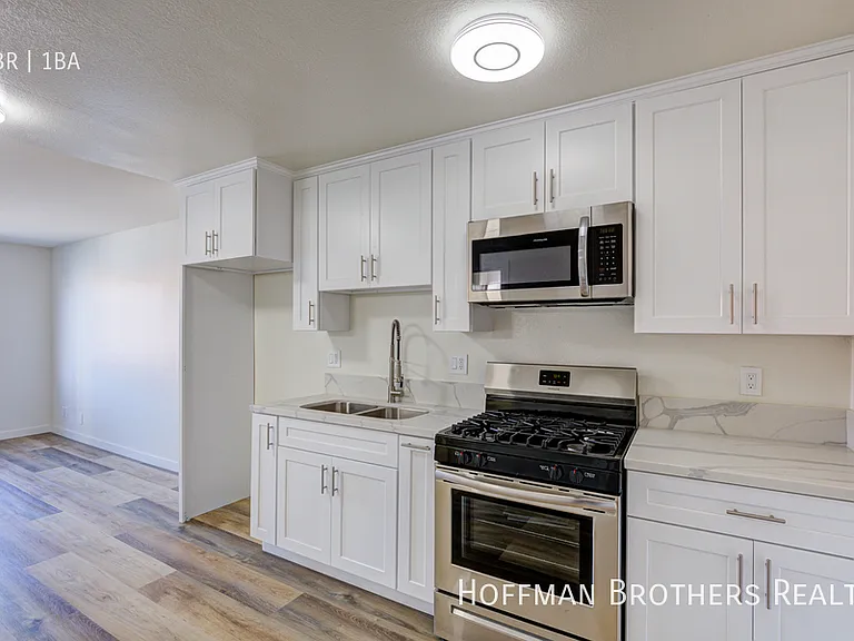 720 S Hoover St #205 — Photo 2