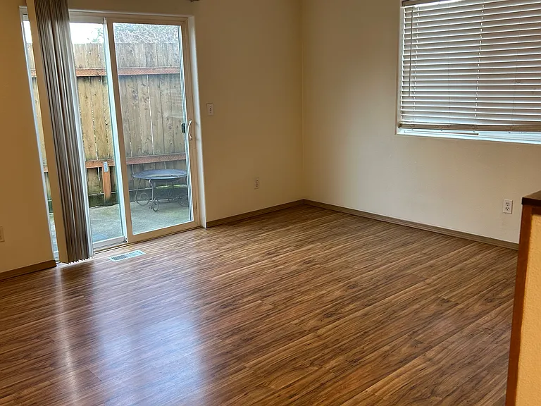 16319 NE Russell St #1 — Photo 5