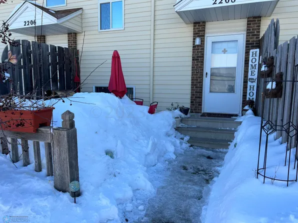 2208 30th Ave S, Fargo, ND 58103